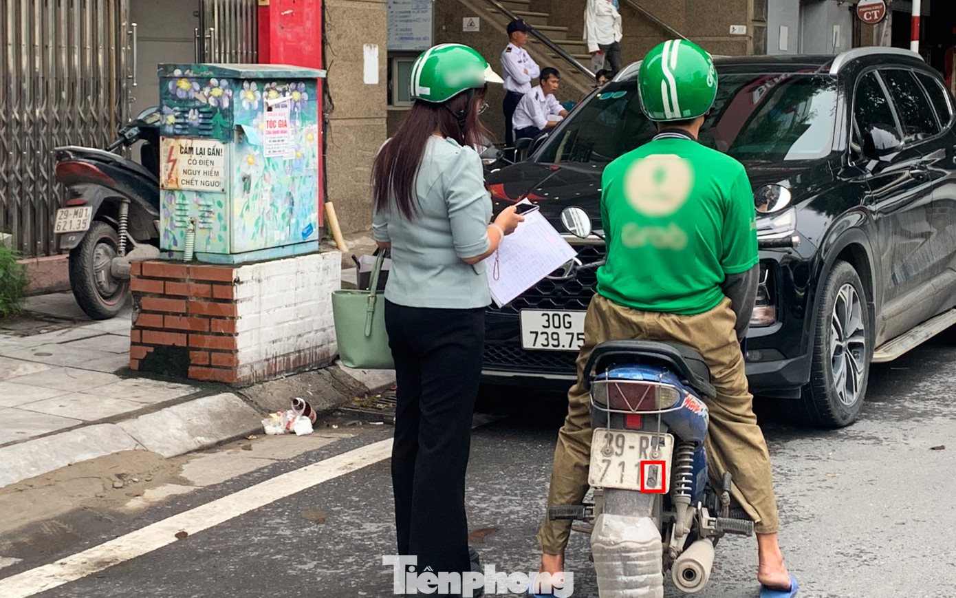 Muôn kiểu chiêu trò che biển né ‘mắt thần’ AI trên đường phố Hà Nội - Ảnh 5