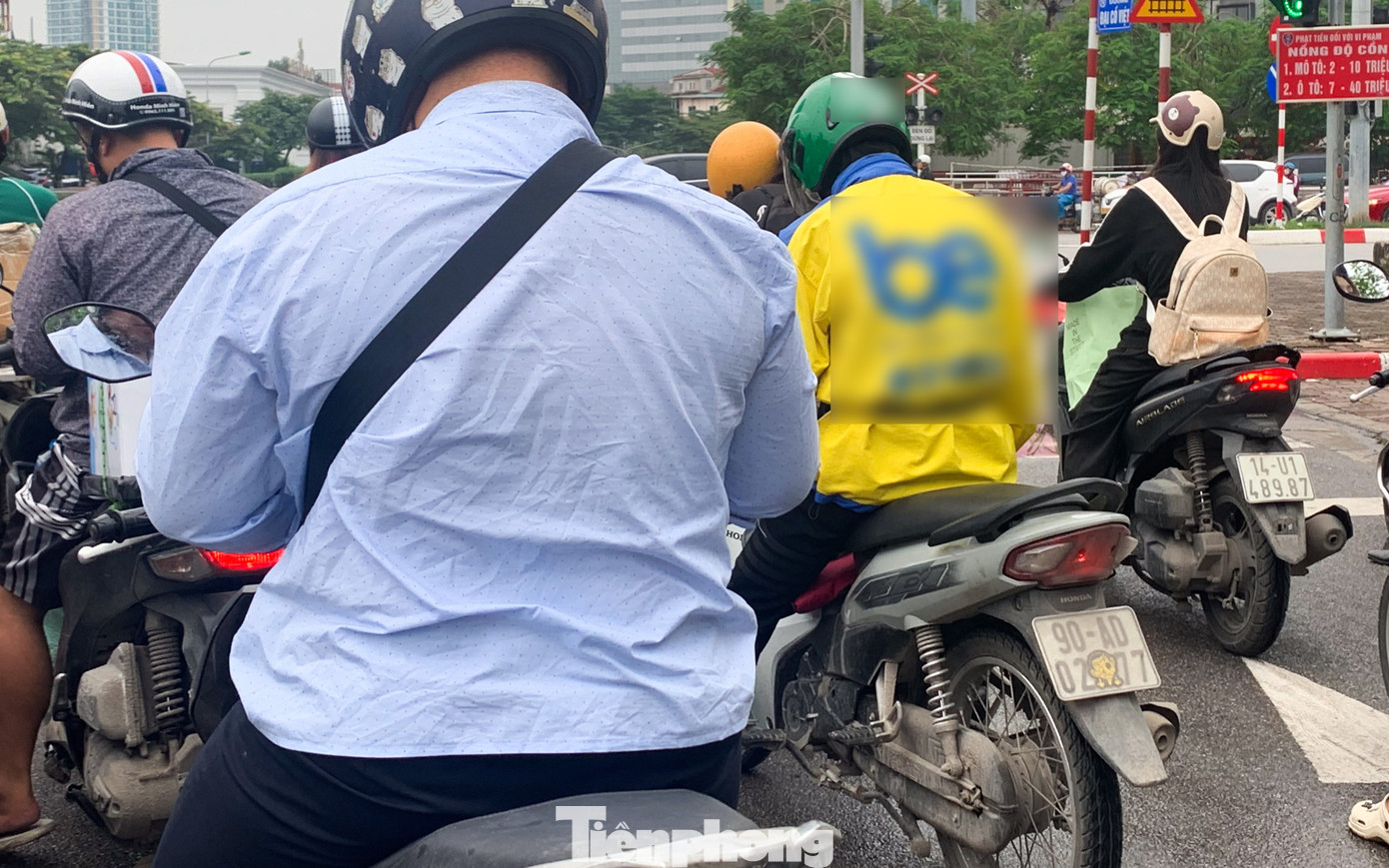 Muôn kiểu chiêu trò che biển né ‘mắt thần’ AI trên đường phố Hà Nội - Ảnh 9