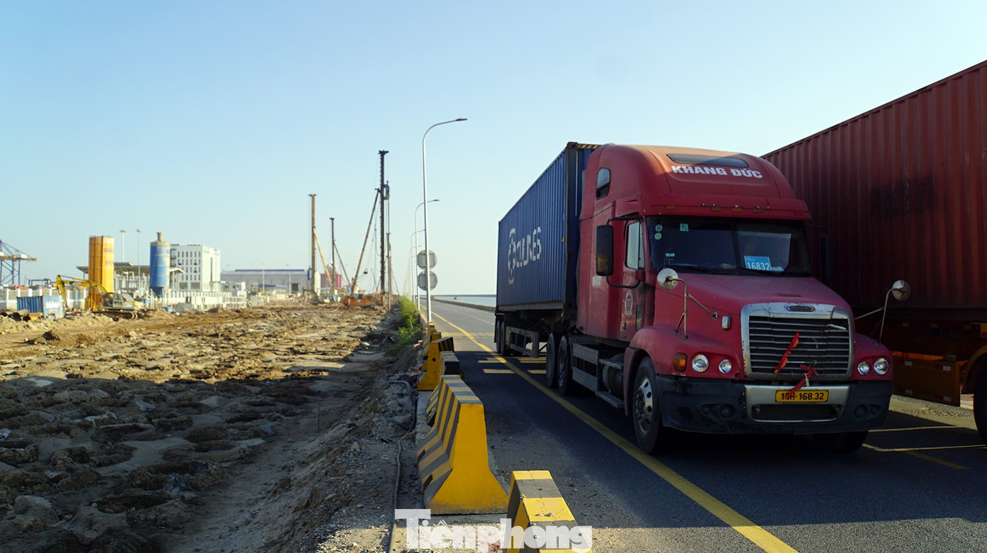 Tăng tốc thi công dự án mở đường kết nối cảng nước sâu Lạch Huyện - Ảnh 17