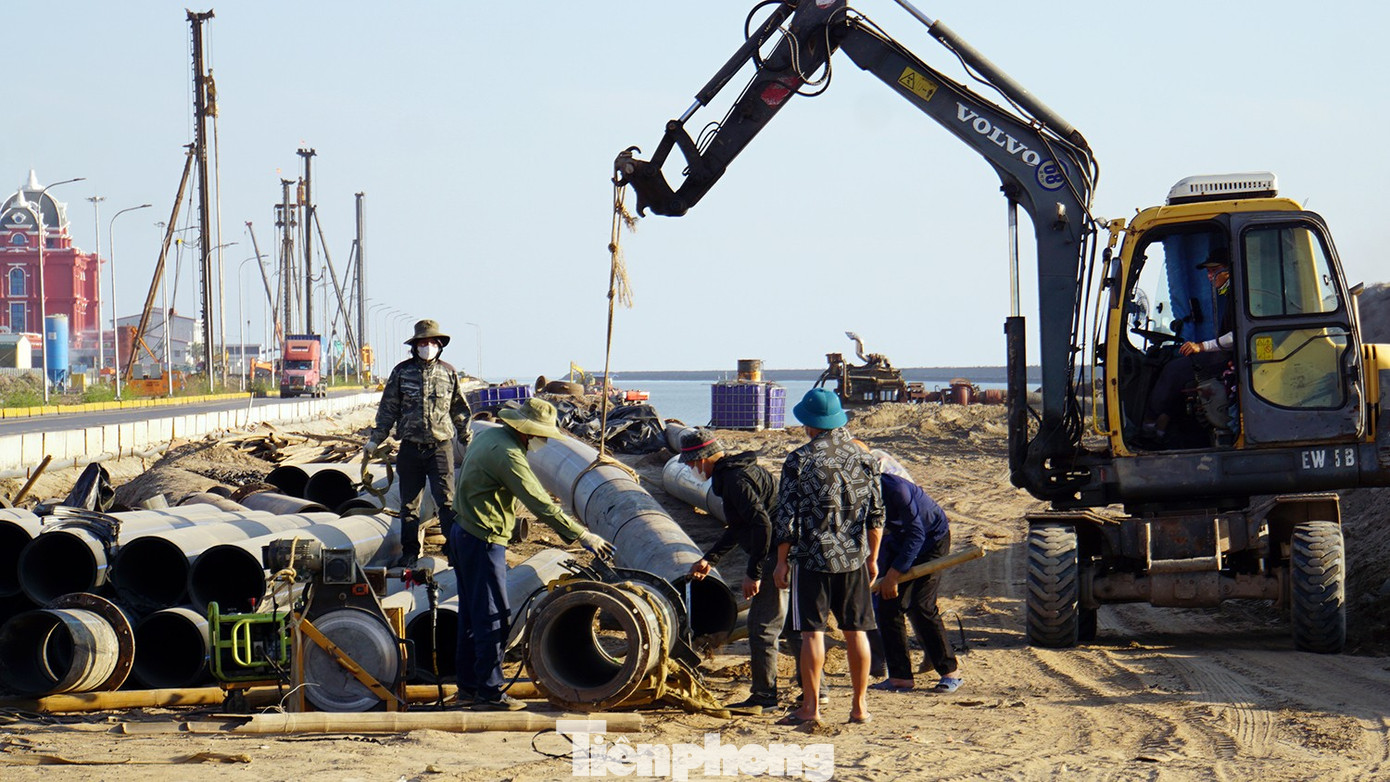 Tăng tốc thi công dự án mở đường kết nối cảng nước sâu Lạch Huyện - Ảnh 13