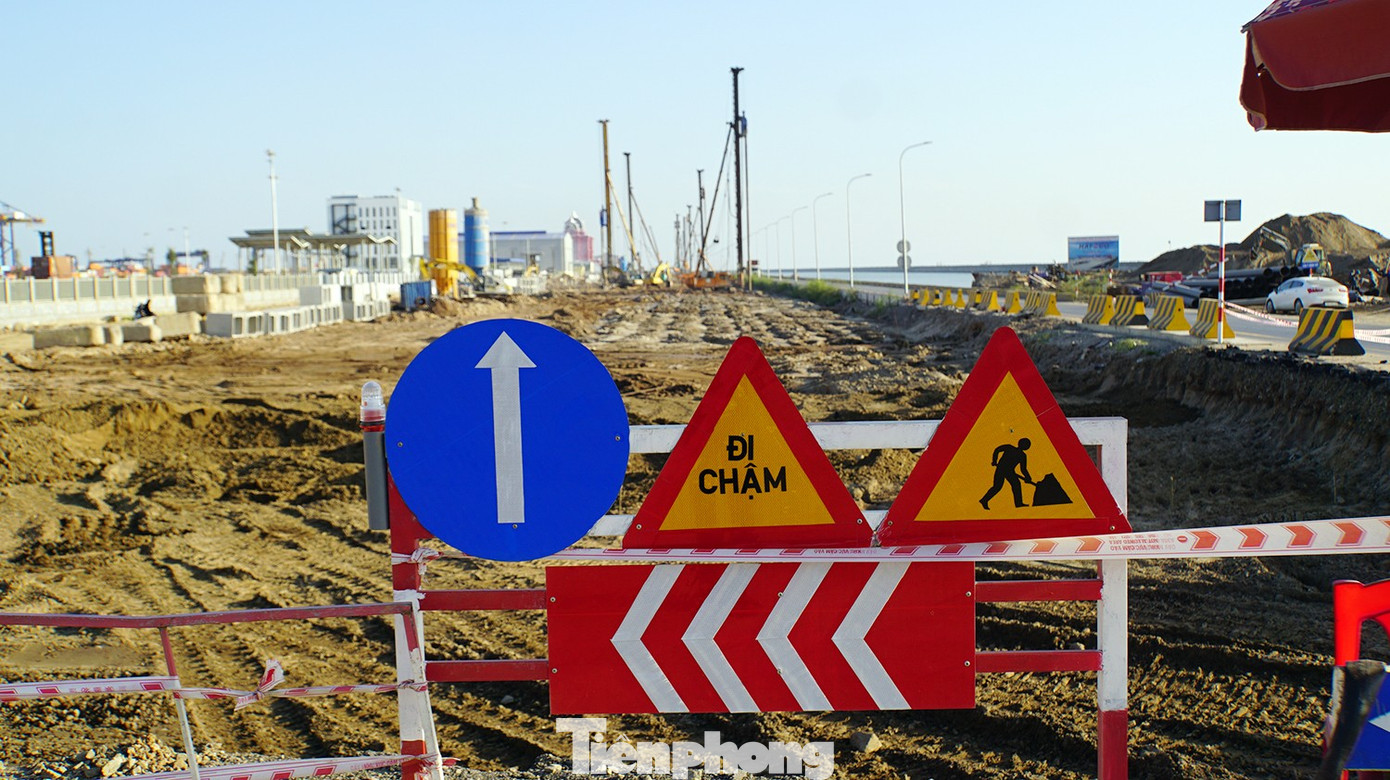 Tăng tốc thi công dự án mở đường kết nối cảng nước sâu Lạch Huyện - Ảnh 12