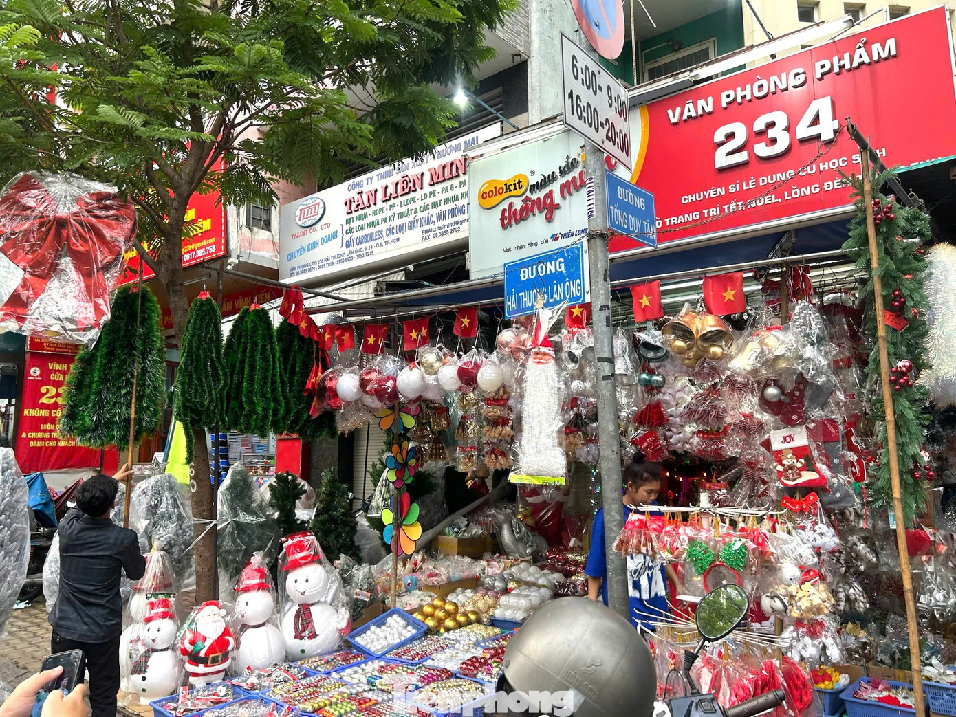 Đồ trang trí Noel xuống phố sớm, giá 'khá mềm' ngay từ đầu mùa - Ảnh 2