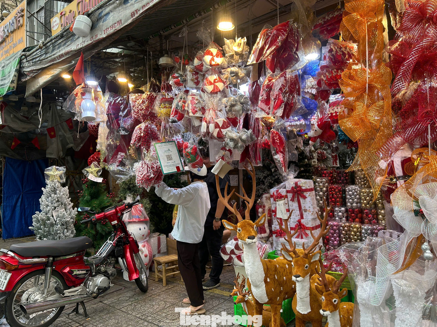 Đồ trang trí Noel xuống phố sớm, giá 'khá mềm' ngay từ đầu mùa - Ảnh 11