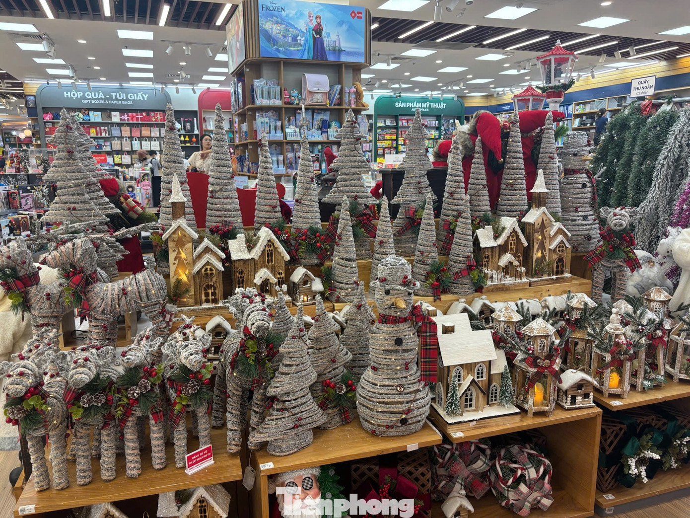 Đồ trang trí Noel xuống phố sớm, giá 'khá mềm' ngay từ đầu mùa - Ảnh 14