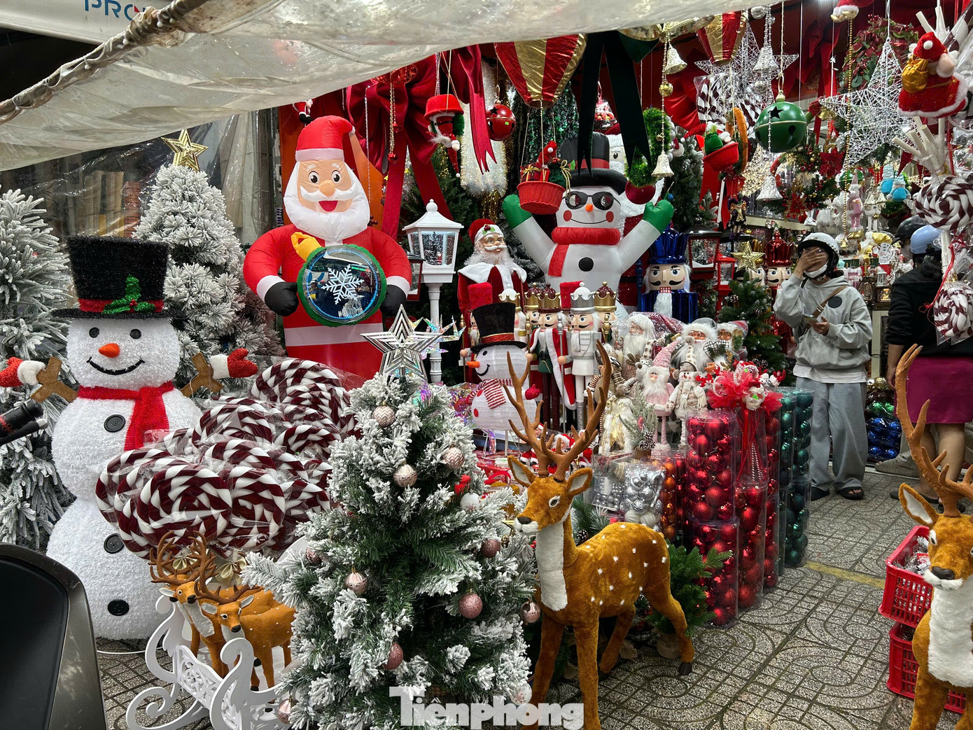 Đồ trang trí Noel xuống phố sớm, giá 'khá mềm' ngay từ đầu mùa - Ảnh 4