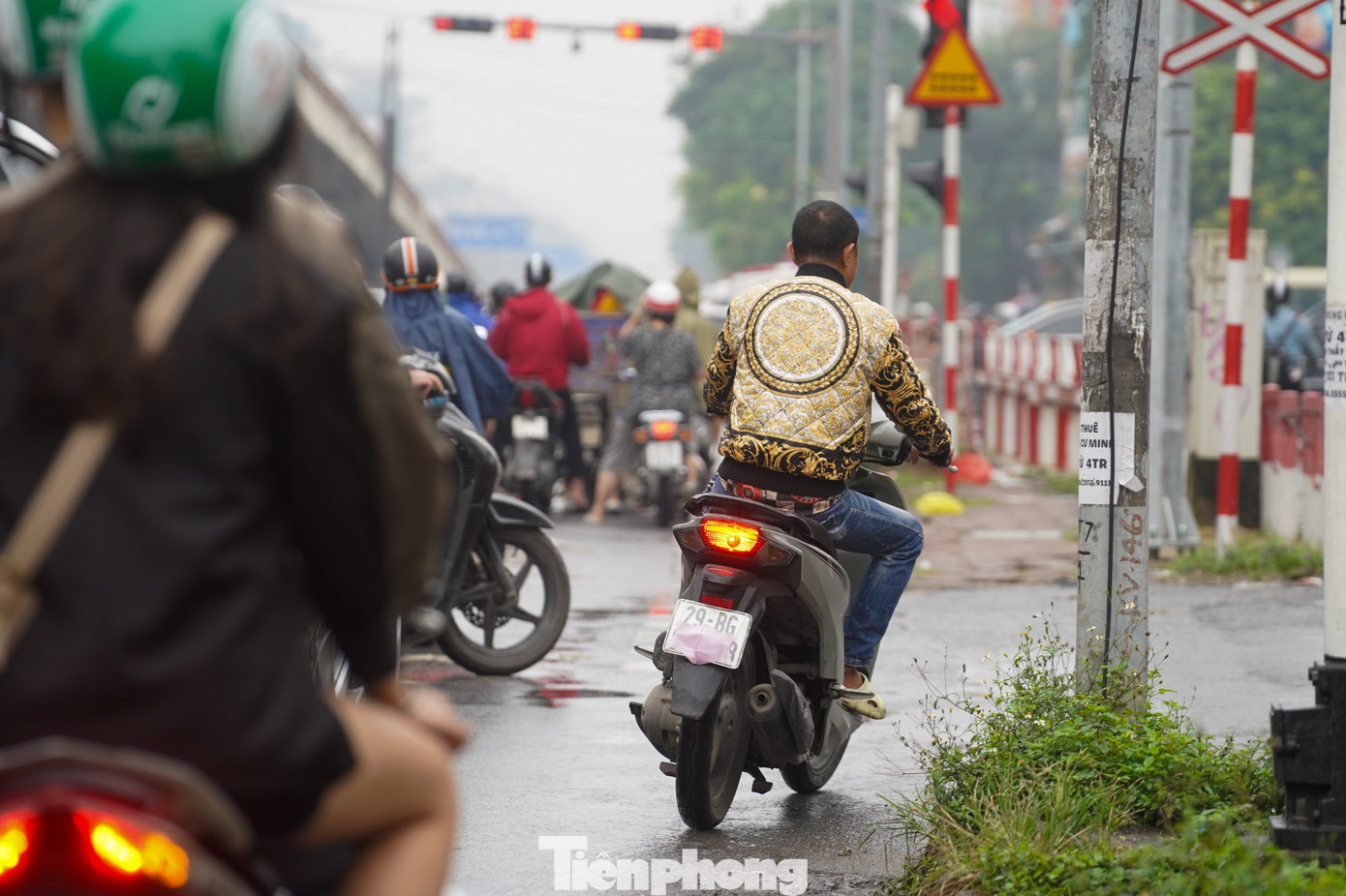 Muôn kiểu chiêu trò che biển né ‘mắt thần’ AI trên đường phố Hà Nội - Ảnh 11