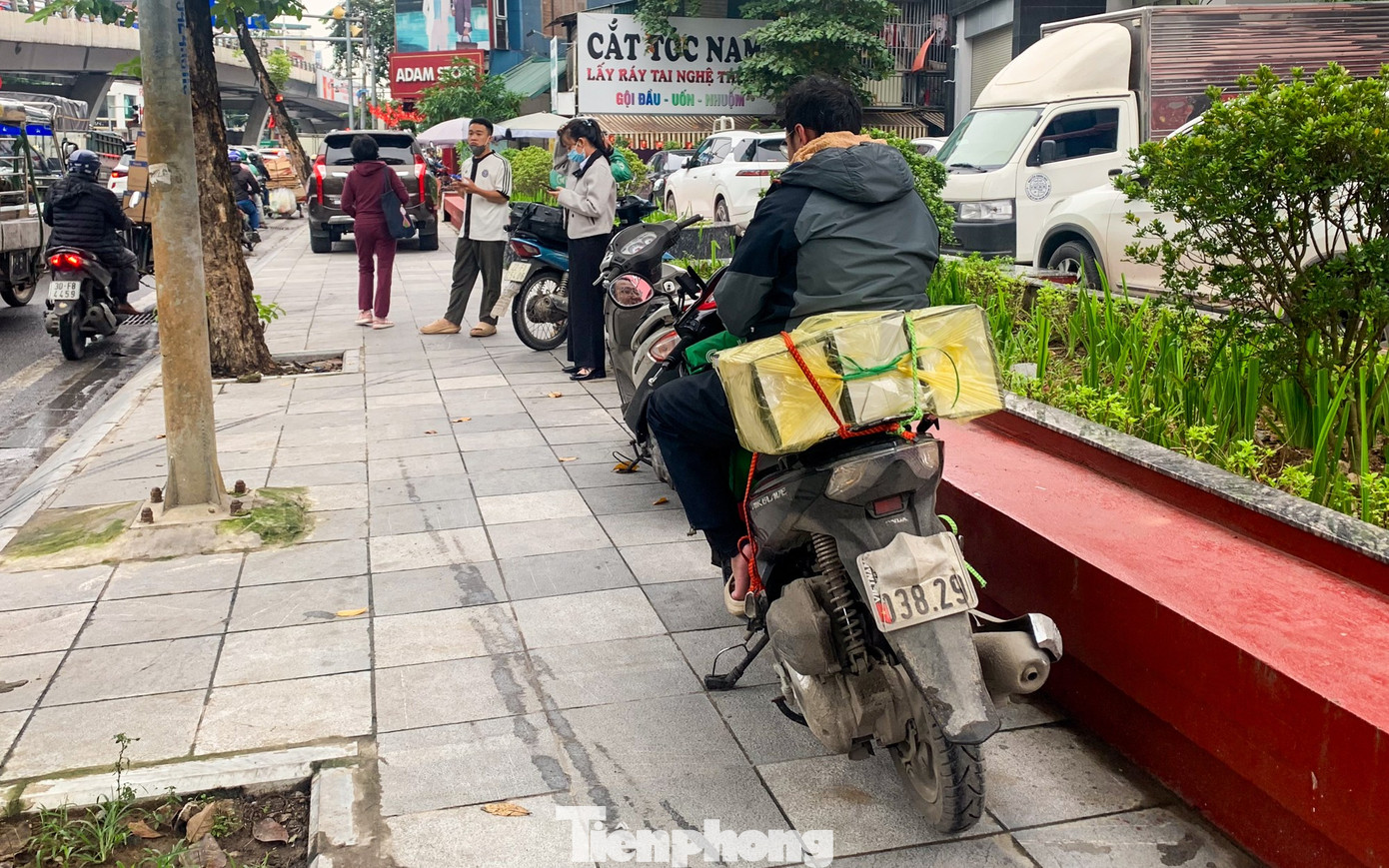 Muôn kiểu chiêu trò che biển né ‘mắt thần’ AI trên đường phố Hà Nội - Ảnh 10