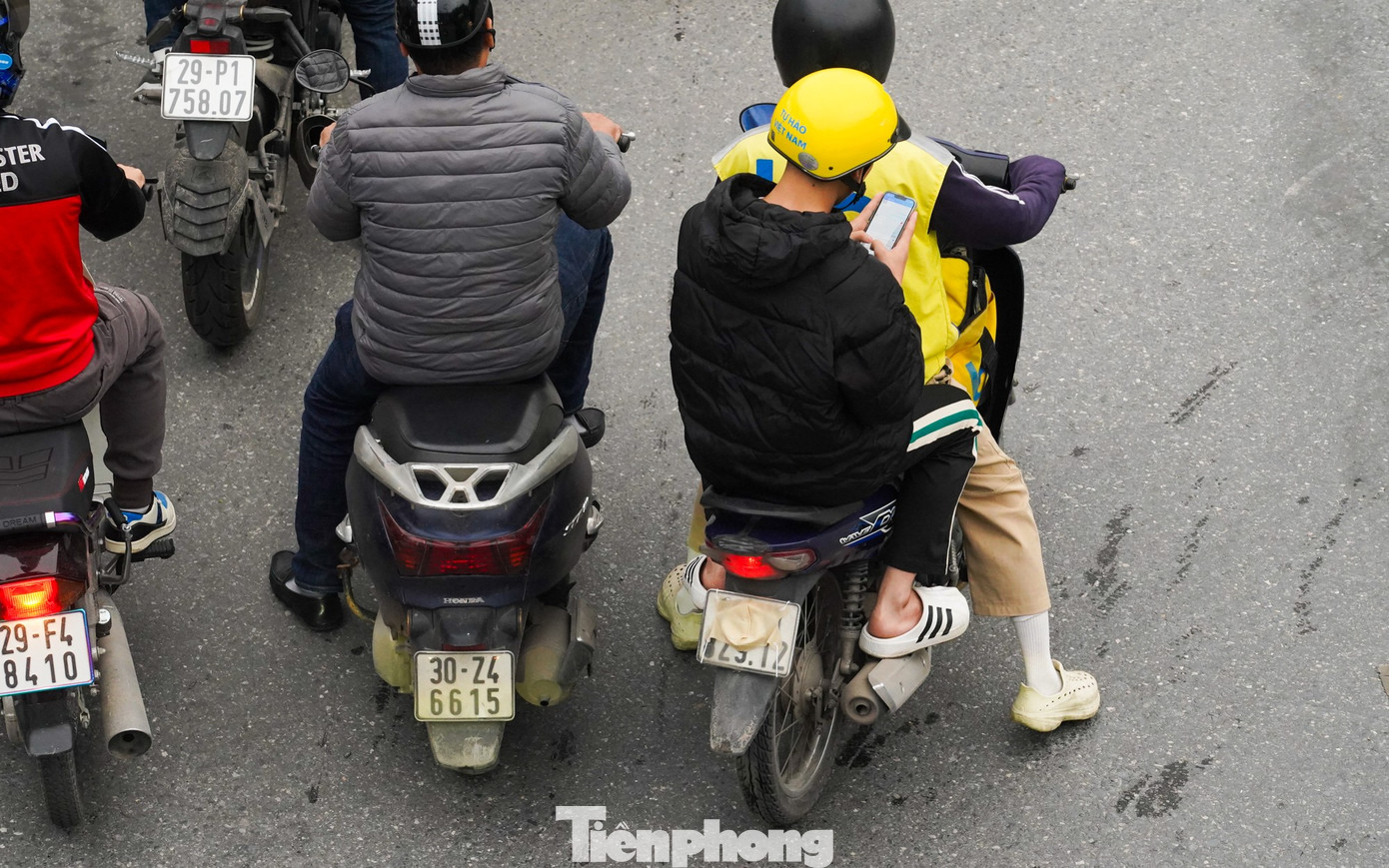 Muôn kiểu chiêu trò che biển né ‘mắt thần’ AI trên đường phố Hà Nội - Ảnh 2