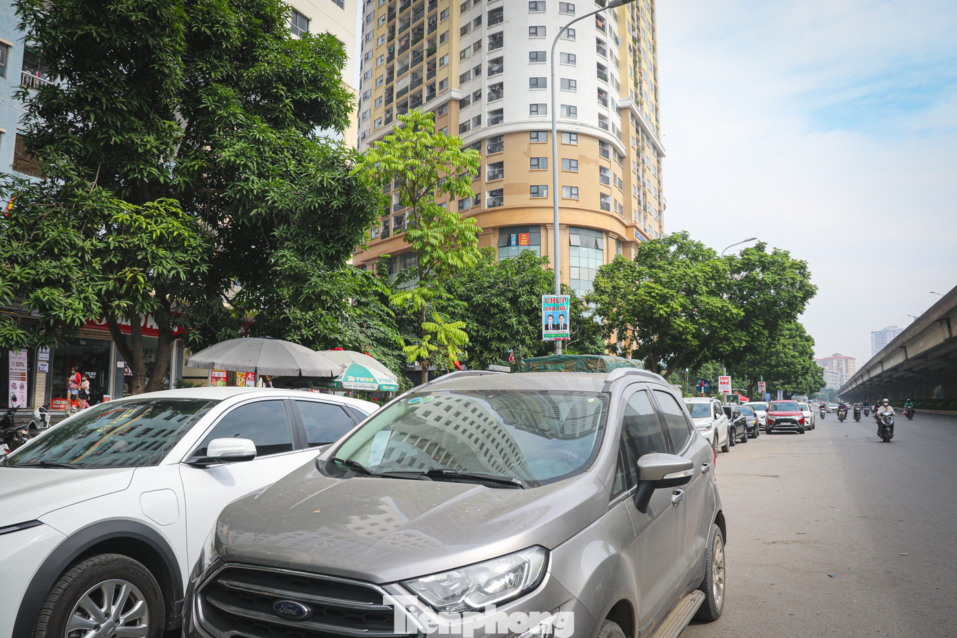 Hà Nội lắp camera phạt nguội, 'phố 120 m' vẫn thành bãi đỗ xe khổng lồ - Ảnh 10