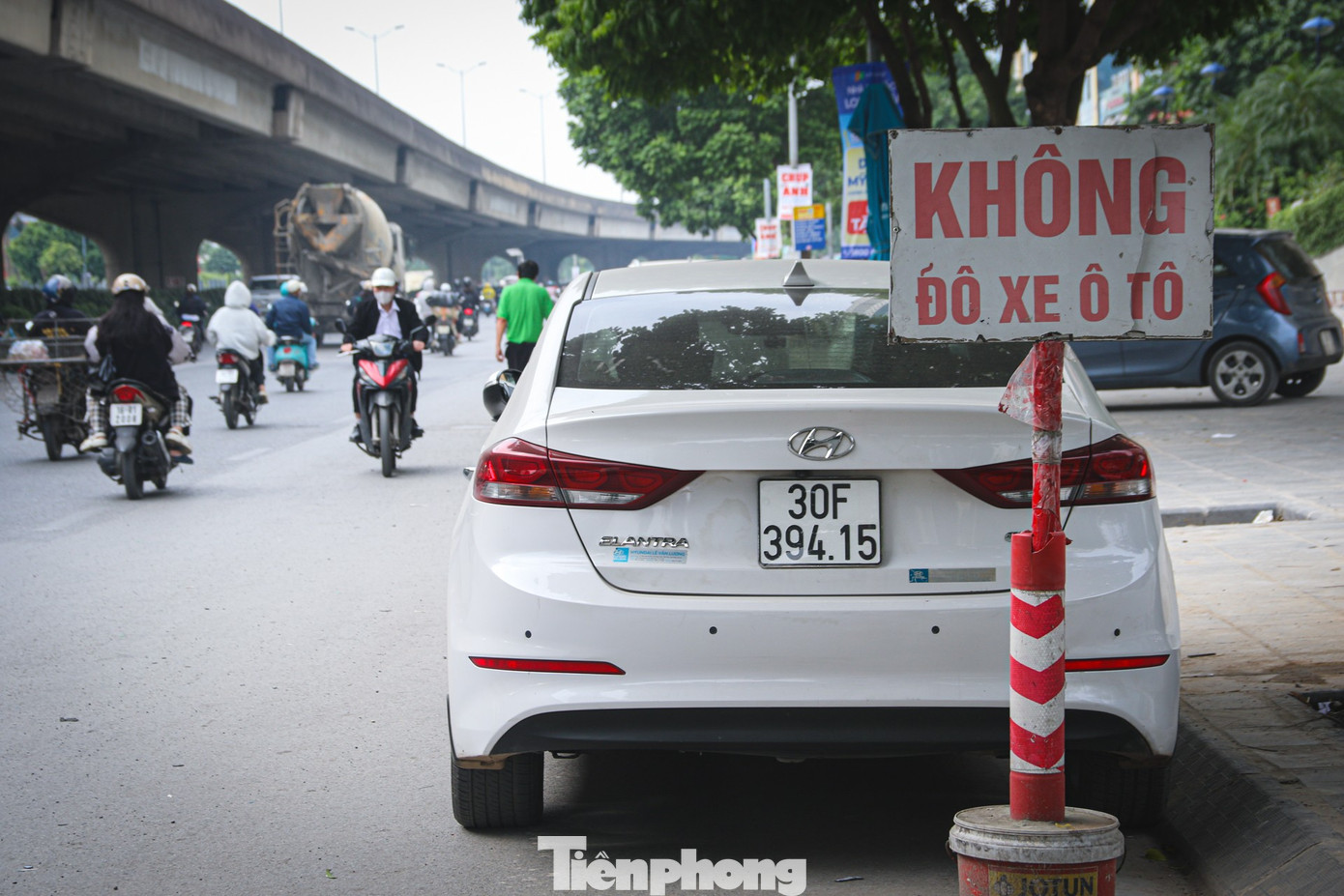 Hà Nội lắp camera phạt nguội, 'phố 120 m' vẫn thành bãi đỗ xe khổng lồ - Ảnh 8