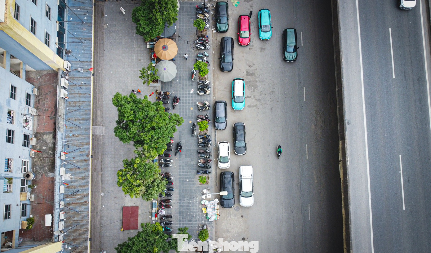 Hà Nội lắp camera phạt nguội, 'phố 120 m' vẫn thành bãi đỗ xe khổng lồ - Ảnh 6