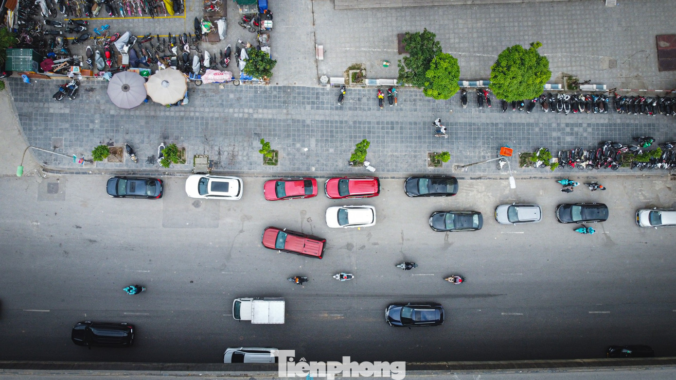Hà Nội lắp camera phạt nguội, 'phố 120 m' vẫn thành bãi đỗ xe khổng lồ - Ảnh 9