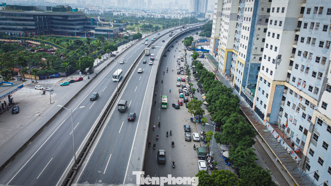 Hà Nội lắp camera phạt nguội, 'phố 120 m' vẫn thành bãi đỗ xe khổng lồ - Ảnh 1