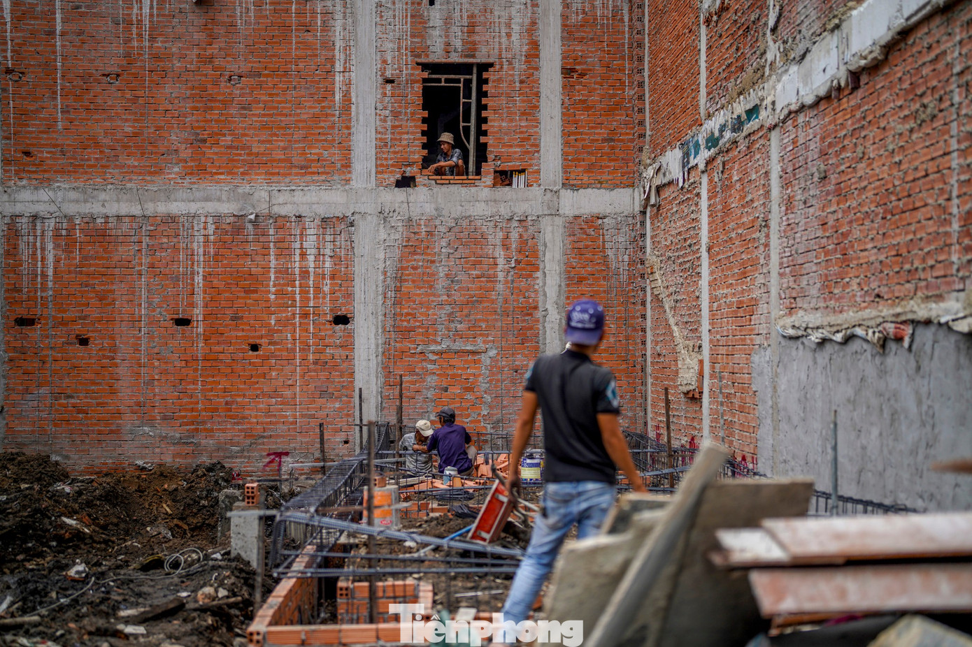 Người dân tháo dỡ nhà cửa, giao mặt bằng thi công cầu Nguyễn Khoái - Ảnh 15