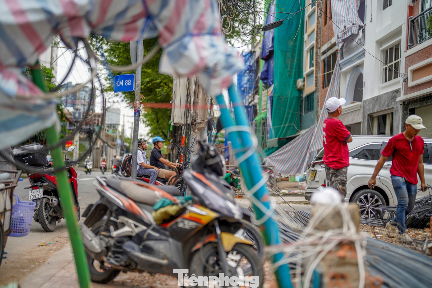 Người dân tháo dỡ nhà cửa, giao mặt bằng thi công cầu Nguyễn Khoái - Ảnh 17