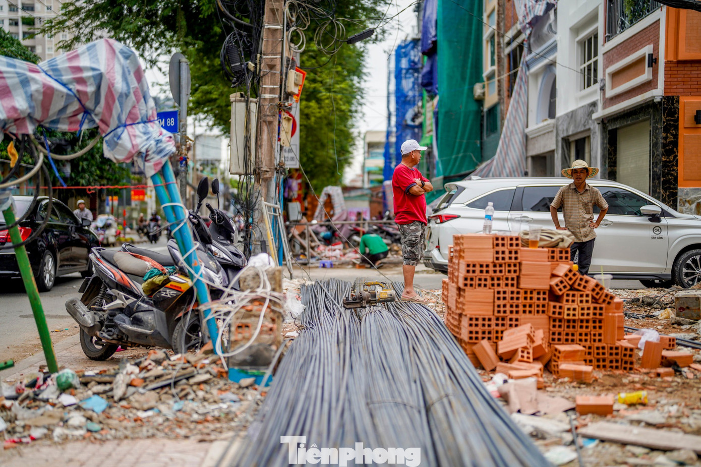 Người dân tháo dỡ nhà cửa, giao mặt bằng thi công cầu Nguyễn Khoái - Ảnh 11