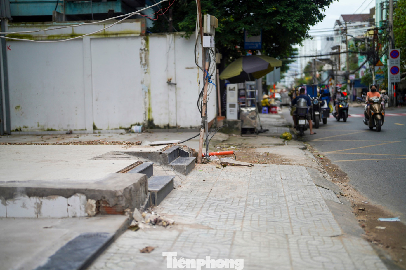 Người dân tháo dỡ nhà cửa, giao mặt bằng thi công cầu Nguyễn Khoái - Ảnh 9