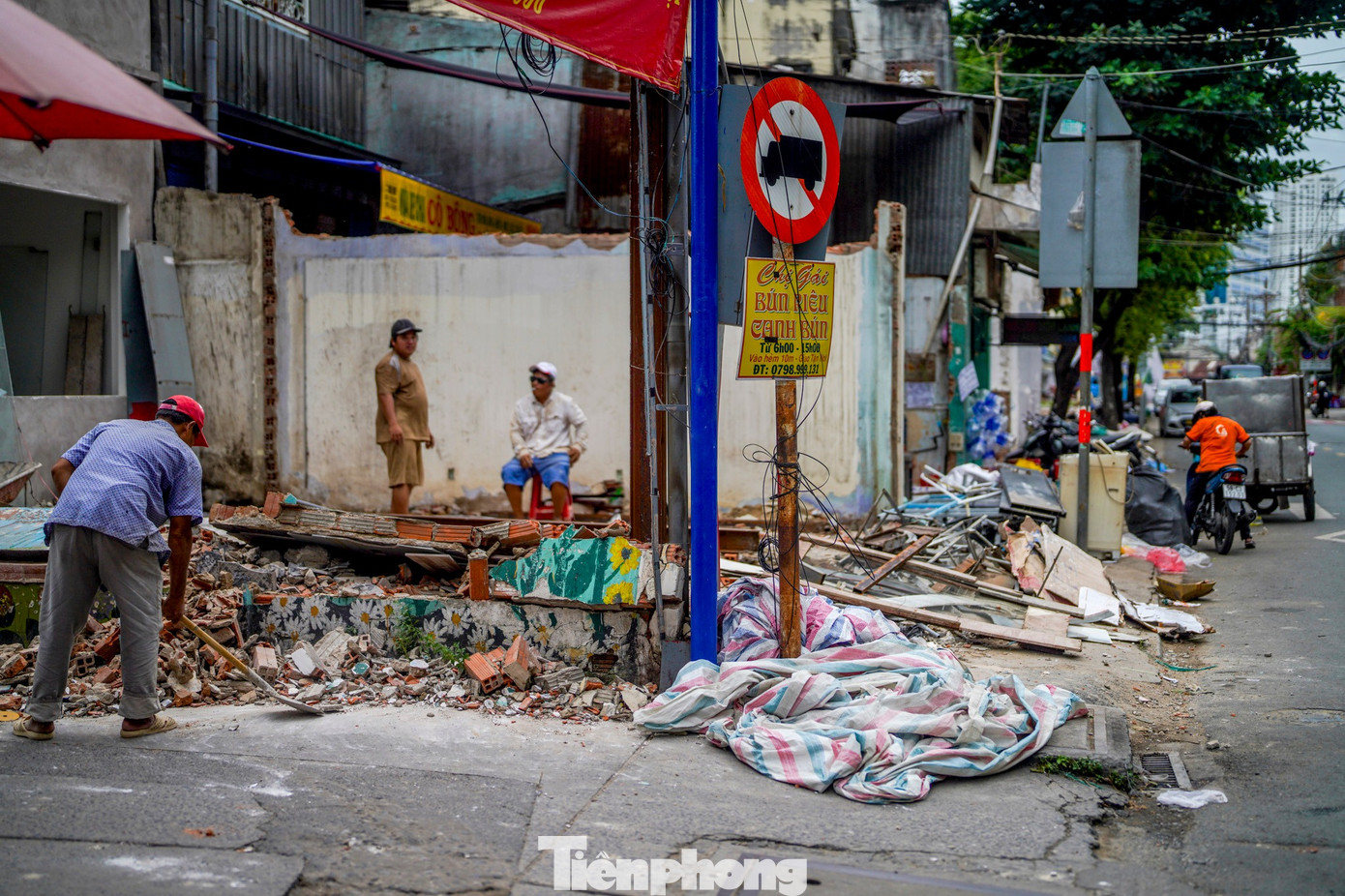 Người dân tháo dỡ nhà cửa, giao mặt bằng thi công cầu Nguyễn Khoái - Ảnh 18