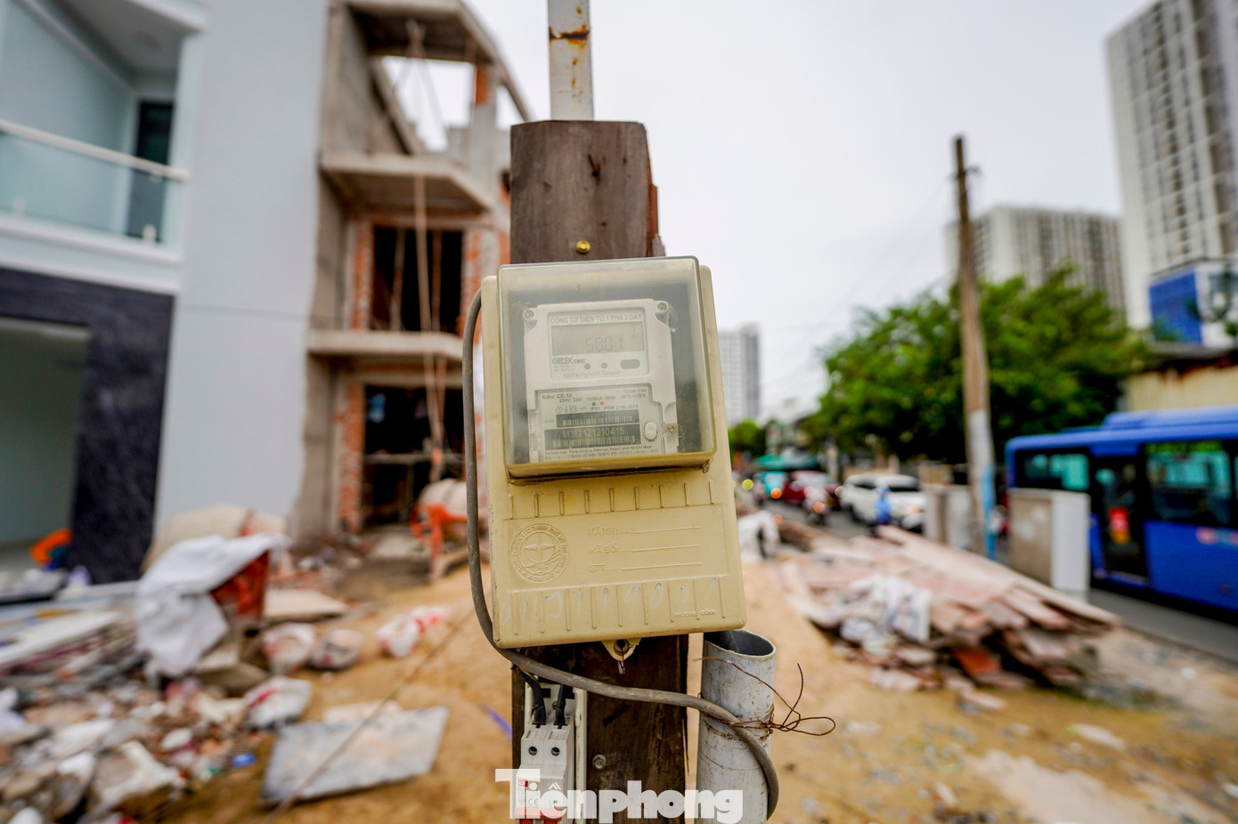 Người dân tháo dỡ nhà cửa, giao mặt bằng thi công cầu Nguyễn Khoái - Ảnh 14