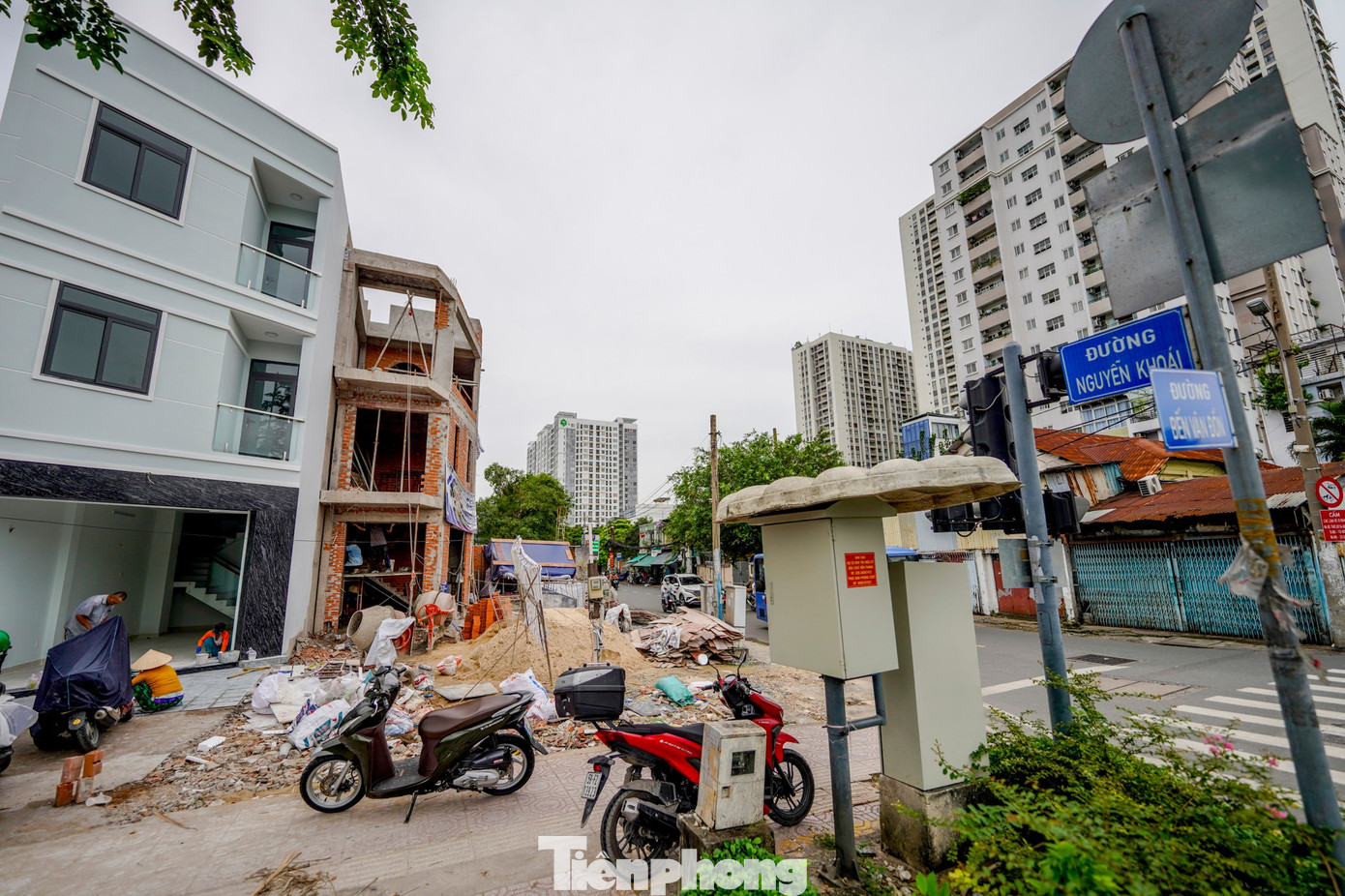 Người dân tháo dỡ nhà cửa, giao mặt bằng thi công cầu Nguyễn Khoái - Ảnh 4