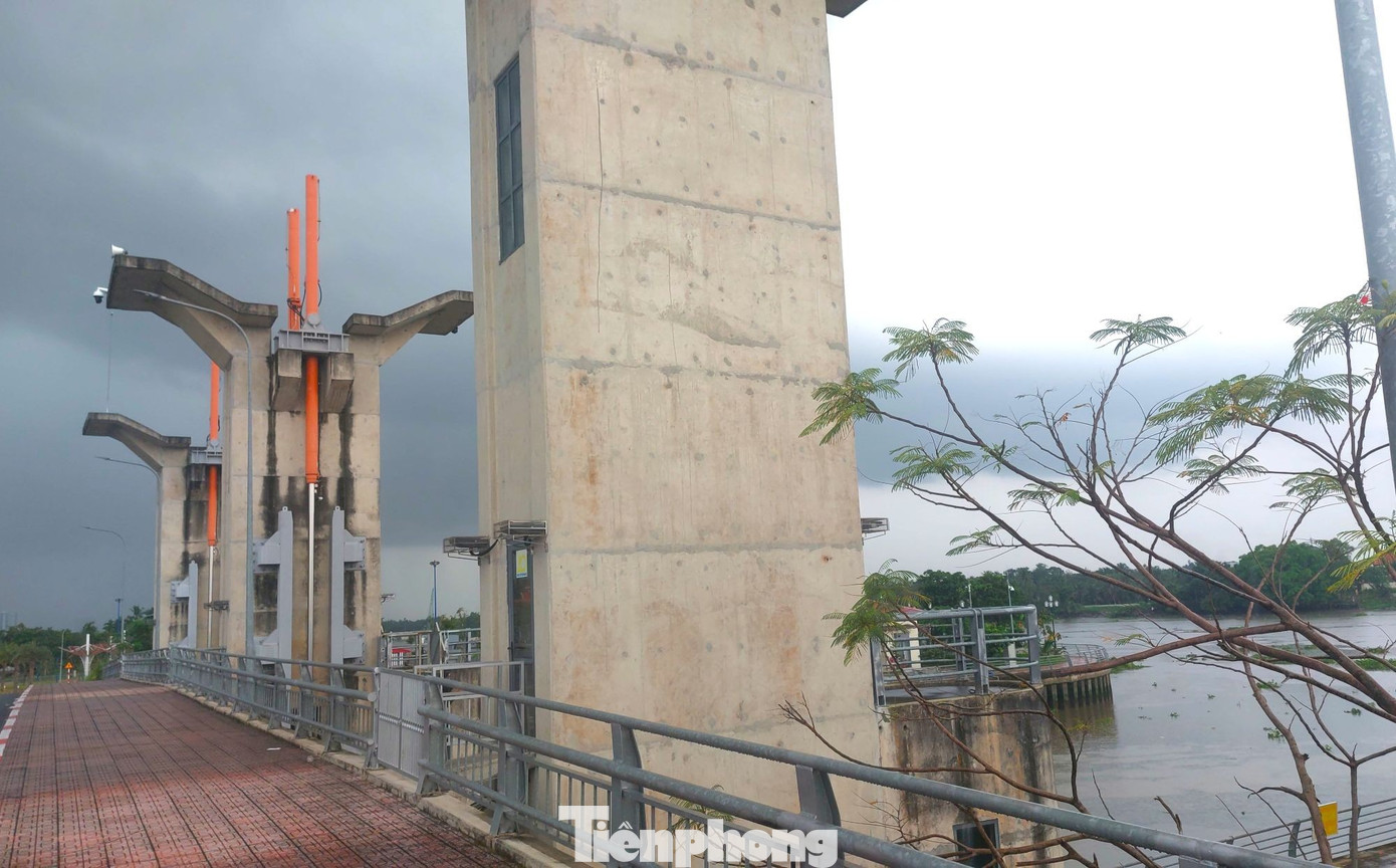 Tận thấy hệ thống tự động ngăn triều, chống ngập phía Bắc TPHCM - Ảnh 10