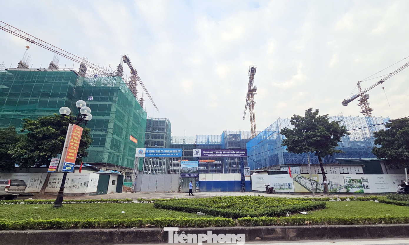 Hàng trăm người chen chân nộp hồ sơ dự án nhà ở xã hội CT3 Kim Chung, giá từ 900 triệu đồng/căn - Ảnh 1