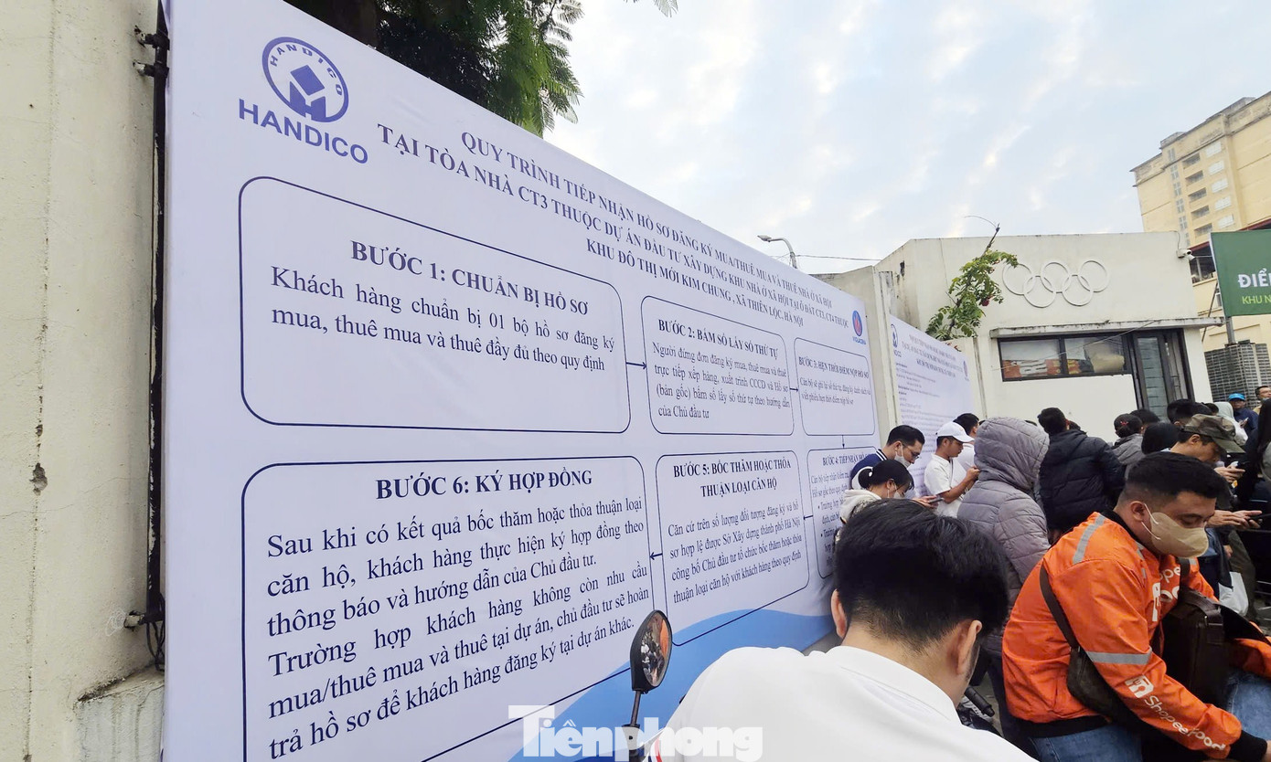 Hàng trăm người chen chân nộp hồ sơ dự án nhà ở xã hội CT3 Kim Chung, giá từ 900 triệu đồng/căn - Ảnh 4