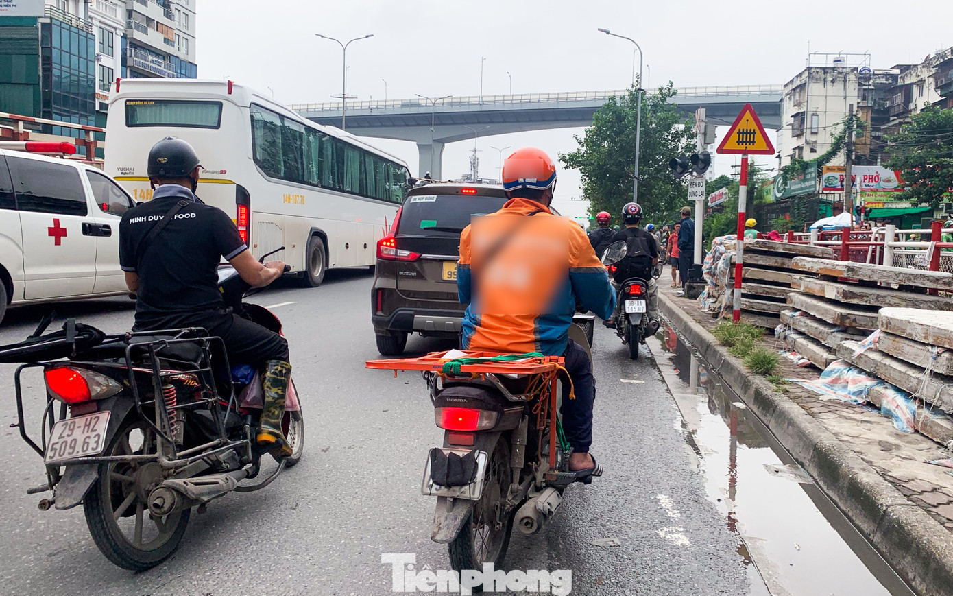 Muôn kiểu chiêu trò che biển né ‘mắt thần’ AI trên đường phố Hà Nội - Ảnh 4