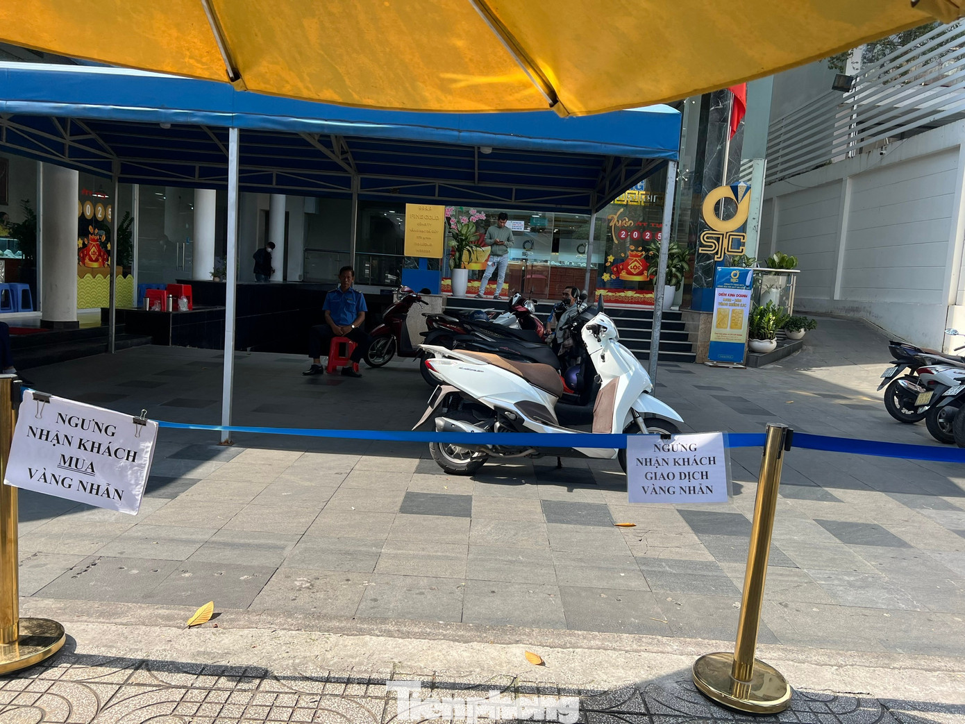 Nhiều tiệm vàng ở TPHCM bỗng dưng… vắng tanh - Ảnh 3
