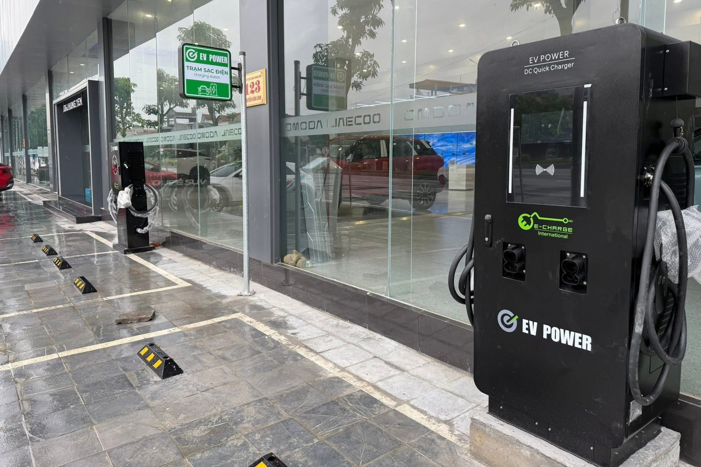 Thêm hãng xe lắp trạm sạc ô tô điện tại Việt Nam - Ảnh 1