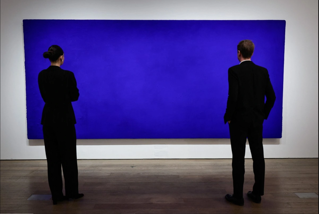 Bức tranh rộng gần 4 m, cao gần 2 m chỉ toàn màu xanh được mua với giá 21 triệu USD: Bí mật nằm ở đâu? - Ảnh 2