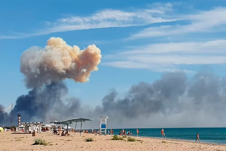 Loạt vụ nổ rung chuyển Crimea, Nga phóng "bão" tên lửa - Ảnh 1