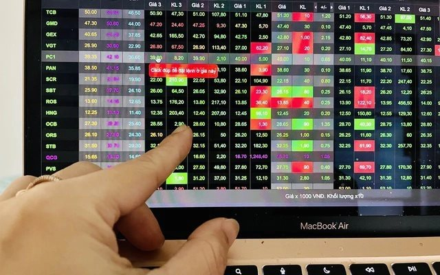 Tung 900 tỷ "gom" cổ phiếu Việt Nam trong phiên đầu tuần, tự doanh CTCK săn lùng mã nào nhiều nhất? - Ảnh 1