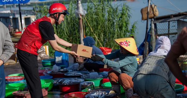 Từ cơn sốt mua sắm mùa sale đến thói quen "gửi hàng tức thì"