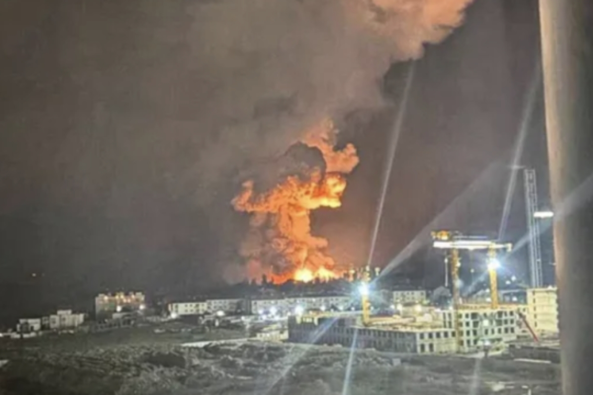 Ukraine đánh 'cảng dầu số 2 của Nga', khói trùm Novorossiysk — Moscow đáp trả bằng 430 UAV và 18 tên lửa - Ảnh 1