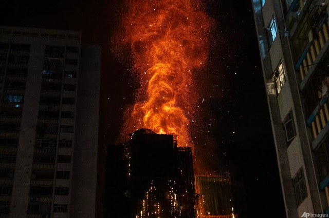 Cháy 8 tòa nhà ở Hồng Kông: Thương vong nặng nề, còn hàng trăm người mất tích - Ảnh 2
