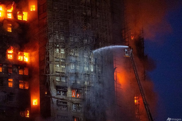 Cháy 8 tòa nhà ở Hồng Kông: Thương vong nặng nề, còn hàng trăm người mất tích - Ảnh 1