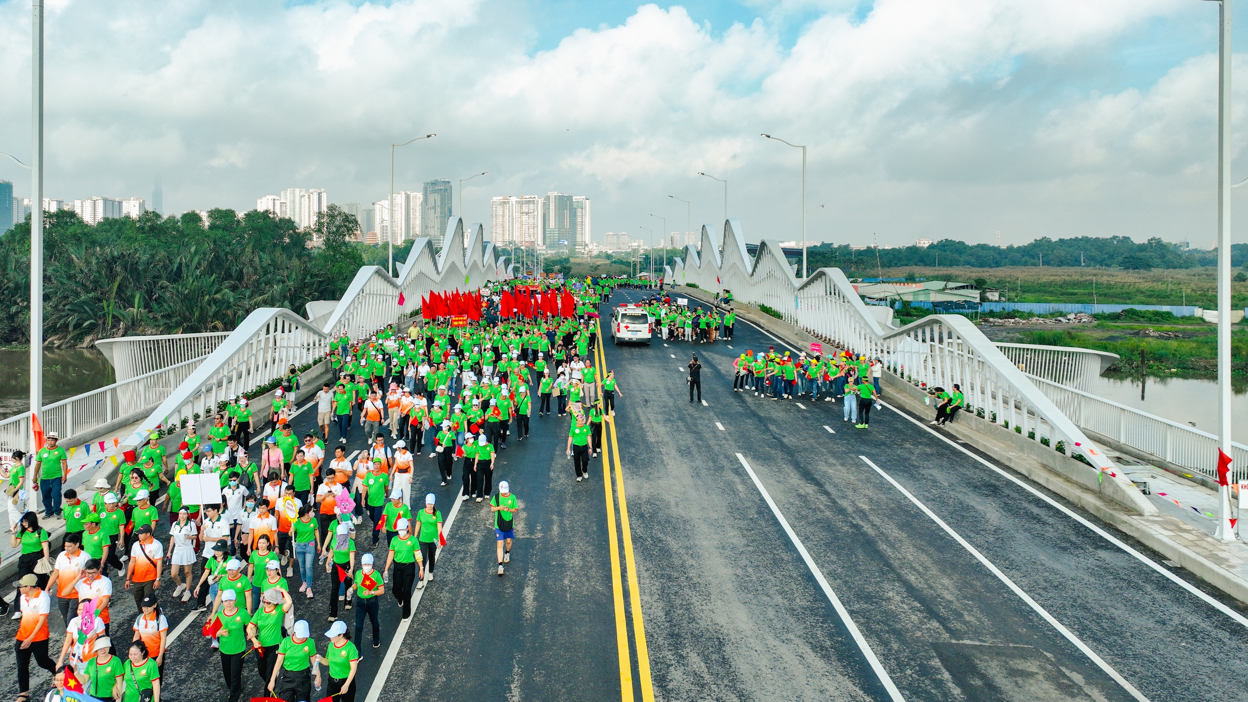 Hàng vạn người dân khu Đông TPHCM vui mừng khôn xiết khi tuyến đường định hình lại giao thông khu vực đã thông tuyến - Ảnh 5