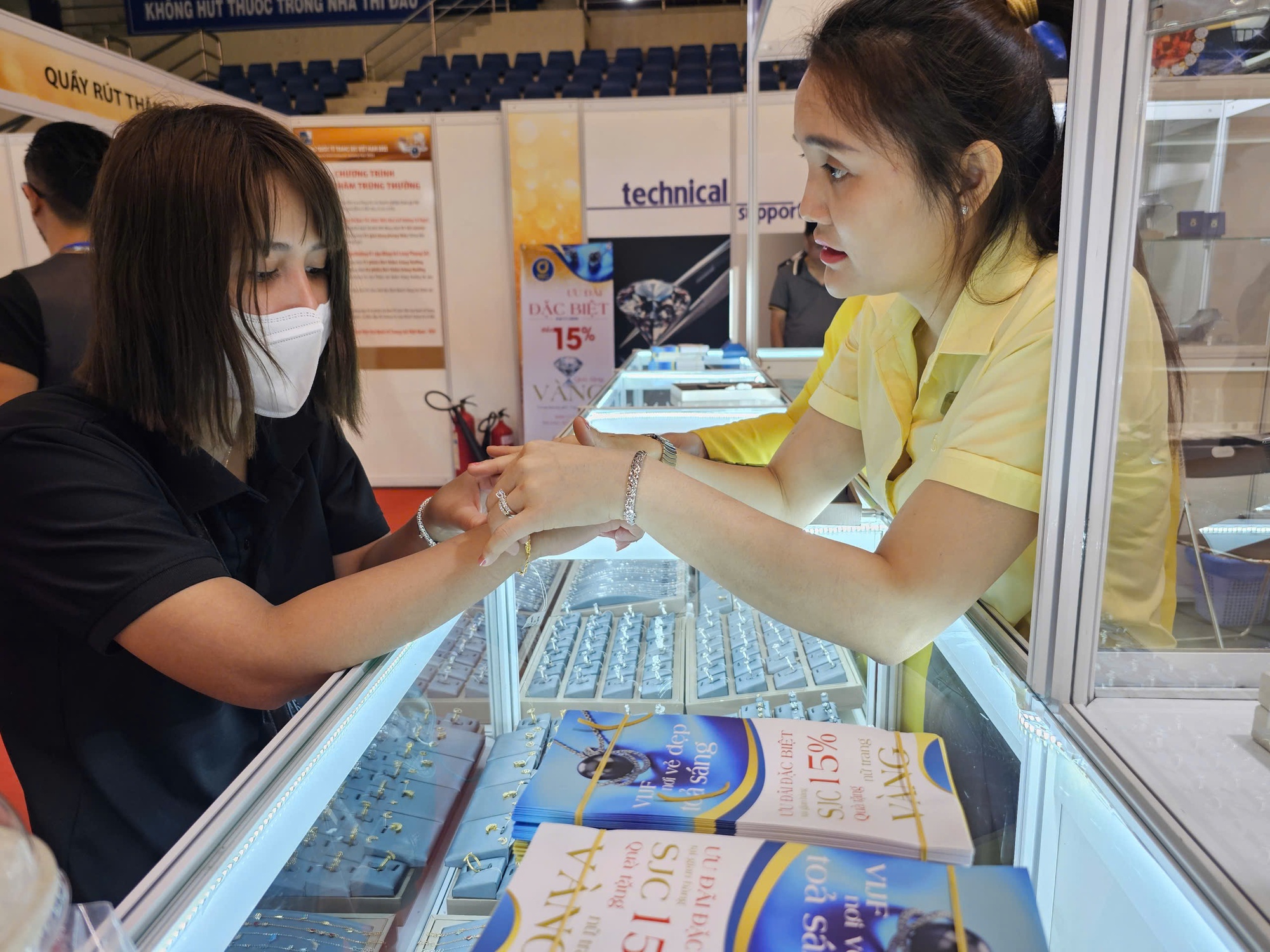 Giá vàng hôm nay 9-11: Diễn biến bất ngờ của vàng miếng - Ảnh 1