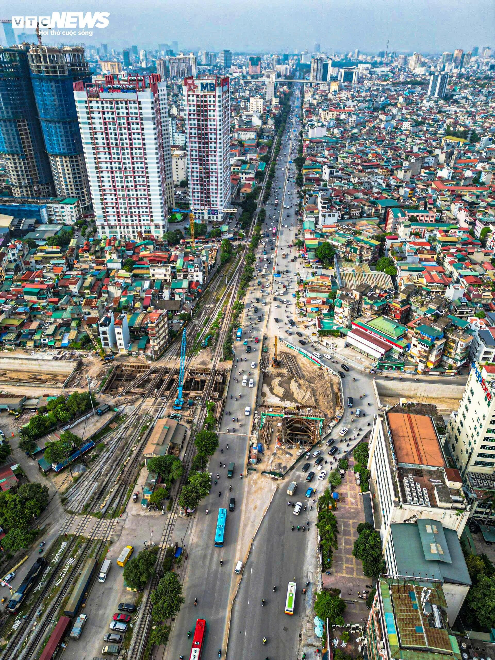 Vành đai 2,5 Hà Nội sáng đèn suốt đêm chạy đua về đích - Ảnh 12