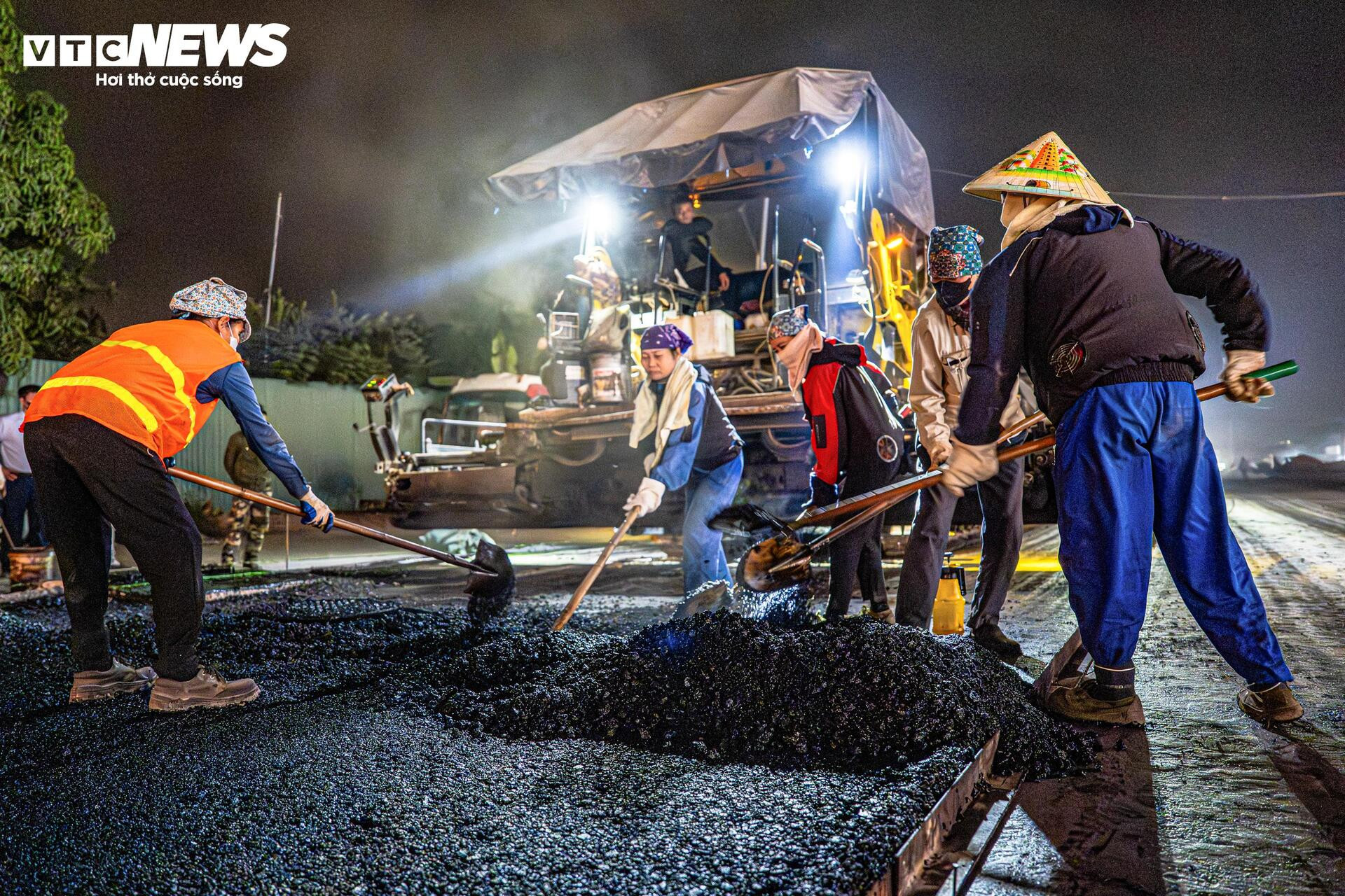 Vành đai 2,5 Hà Nội sáng đèn suốt đêm chạy đua về đích - Ảnh 7