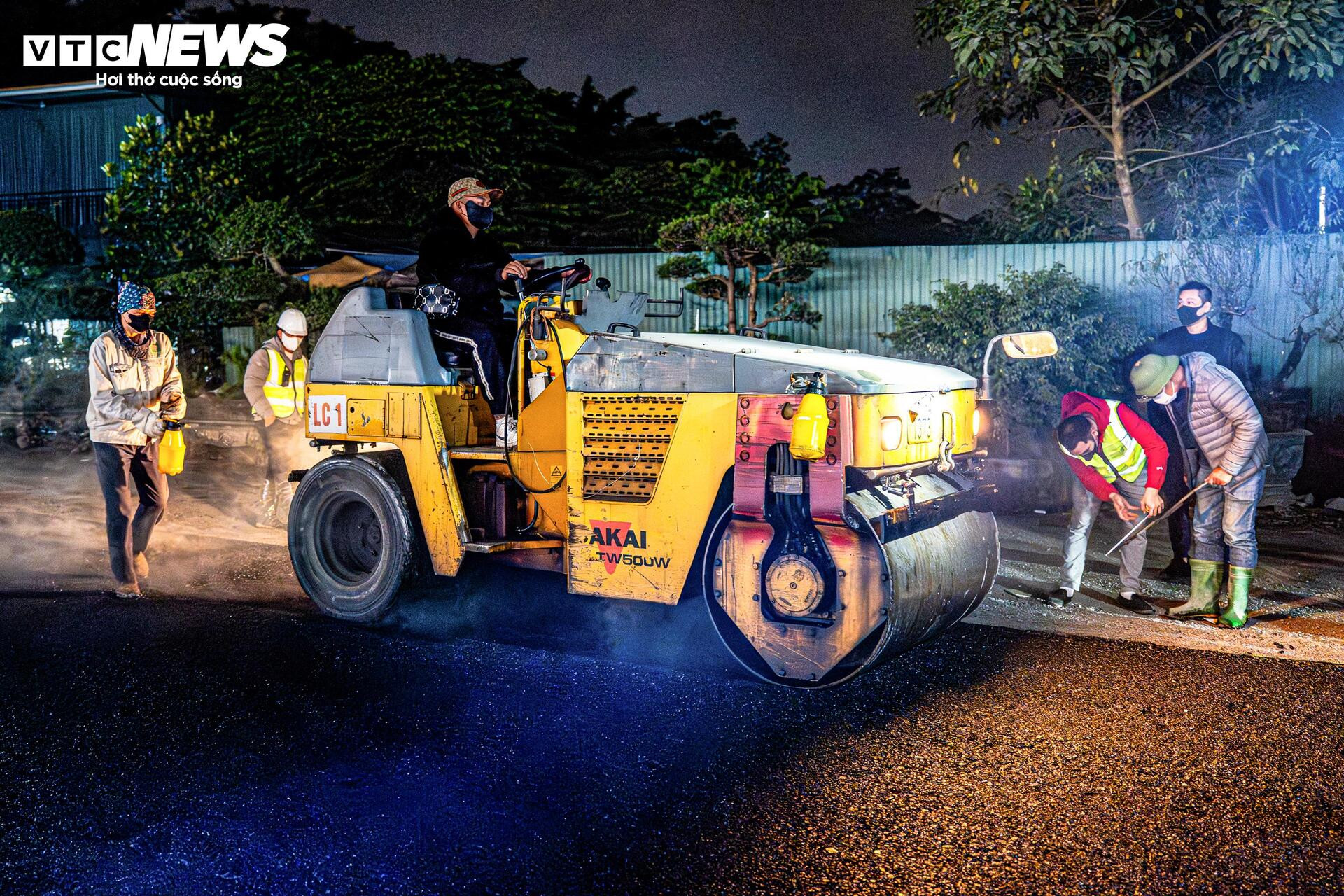 Vành đai 2,5 Hà Nội sáng đèn suốt đêm chạy đua về đích - Ảnh 9