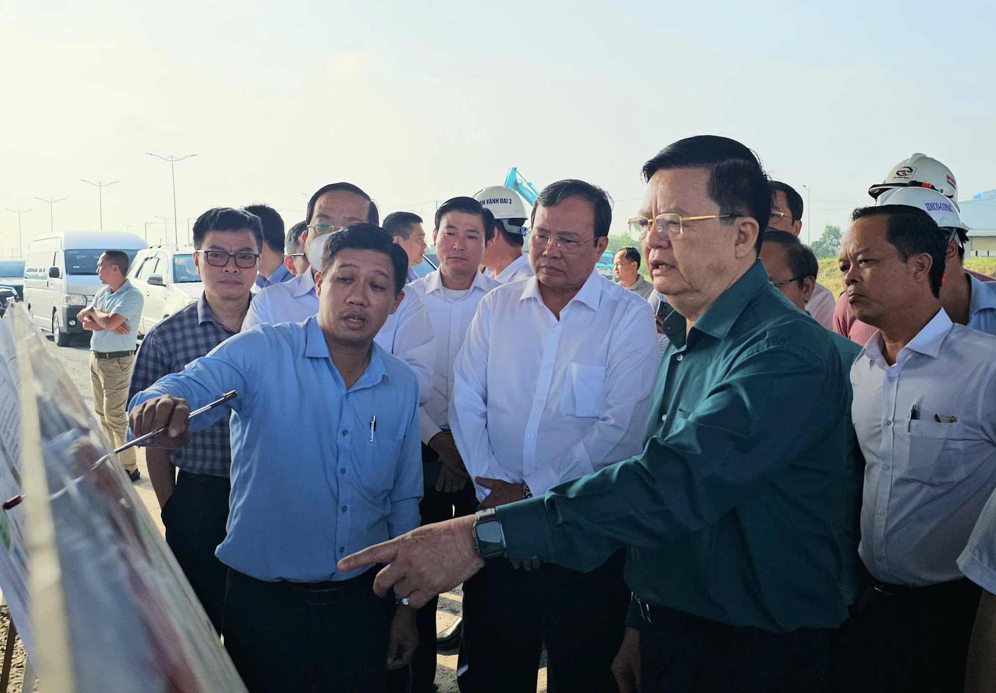 Phó Thủ tướng có chỉ đạo mới tại dự án đường Vành đai 3 - Ảnh 1