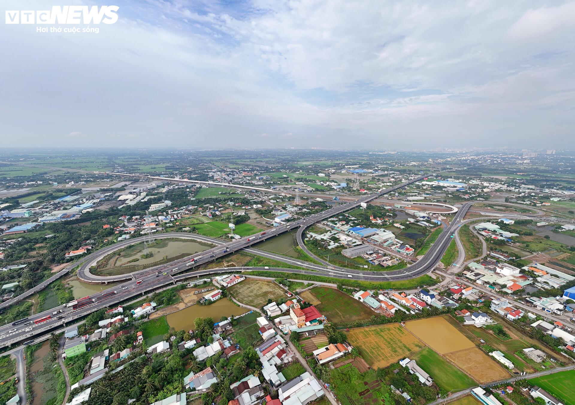 Toàn cảnh Vành đai 3 TP.HCM đoạn qua Tây Ninh tăng tốc về đích - Ảnh 1