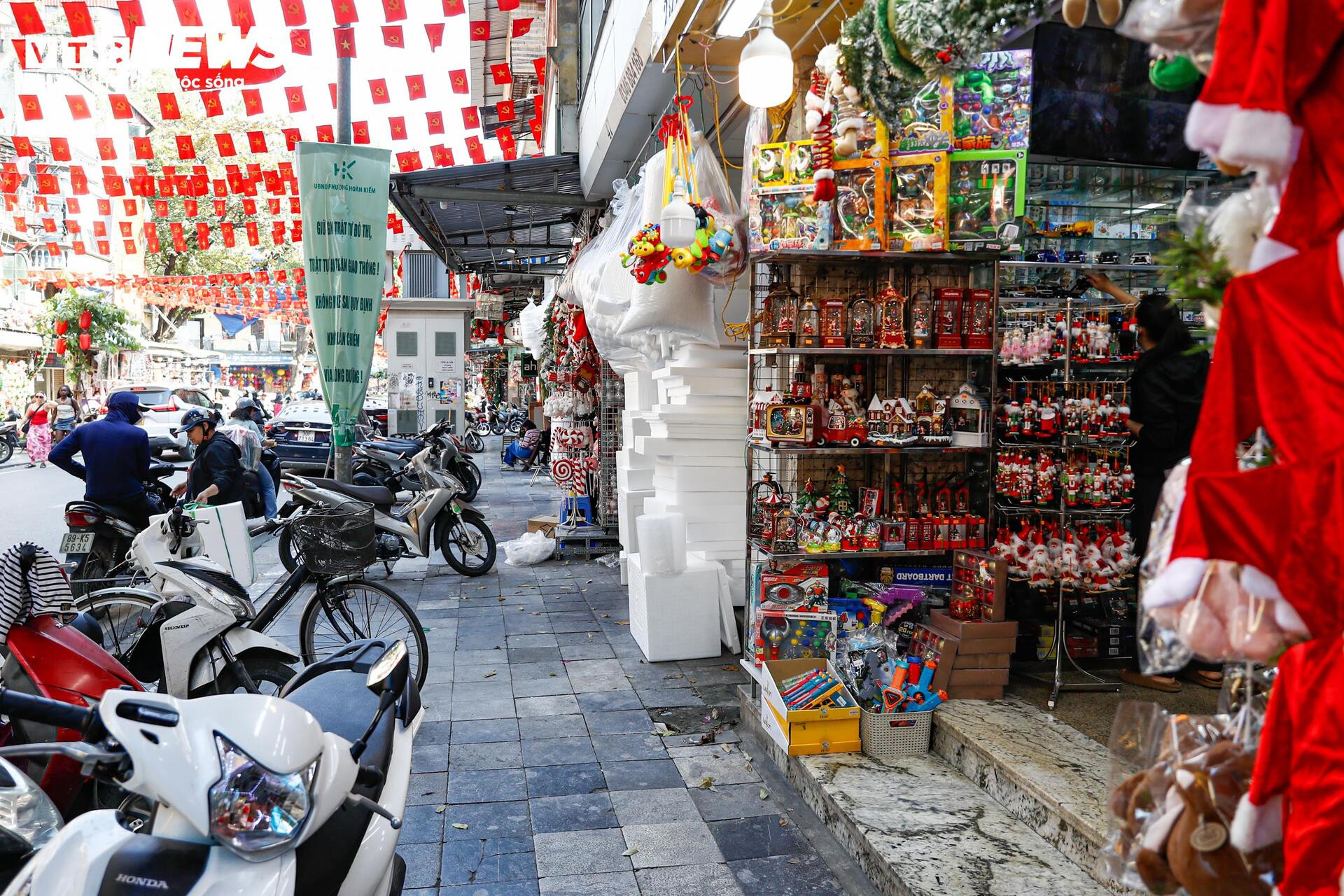 Phố trung tâm Hà Nội ‘lột xác’ sau ngày ra quân dỡ mái che, dọn dẹp vỉa hè - Ảnh 8