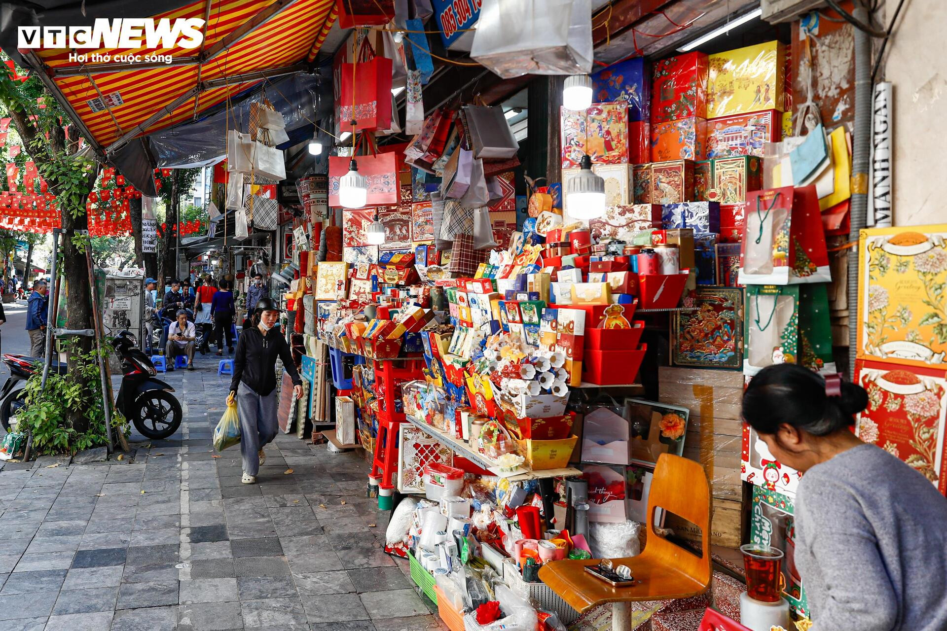 Phố trung tâm Hà Nội ‘lột xác’ sau ngày ra quân dỡ mái che, dọn dẹp vỉa hè - Ảnh 10