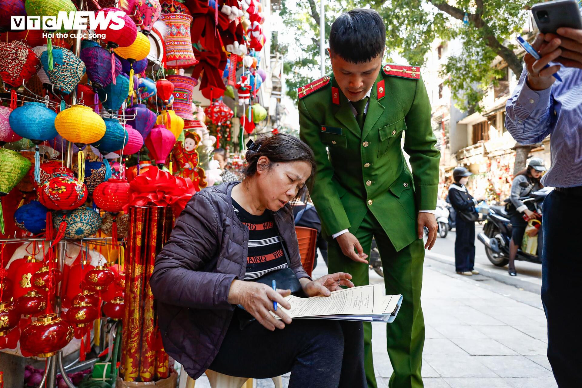 Phố trung tâm Hà Nội ‘lột xác’ sau ngày ra quân dỡ mái che, dọn dẹp vỉa hè - Ảnh 11