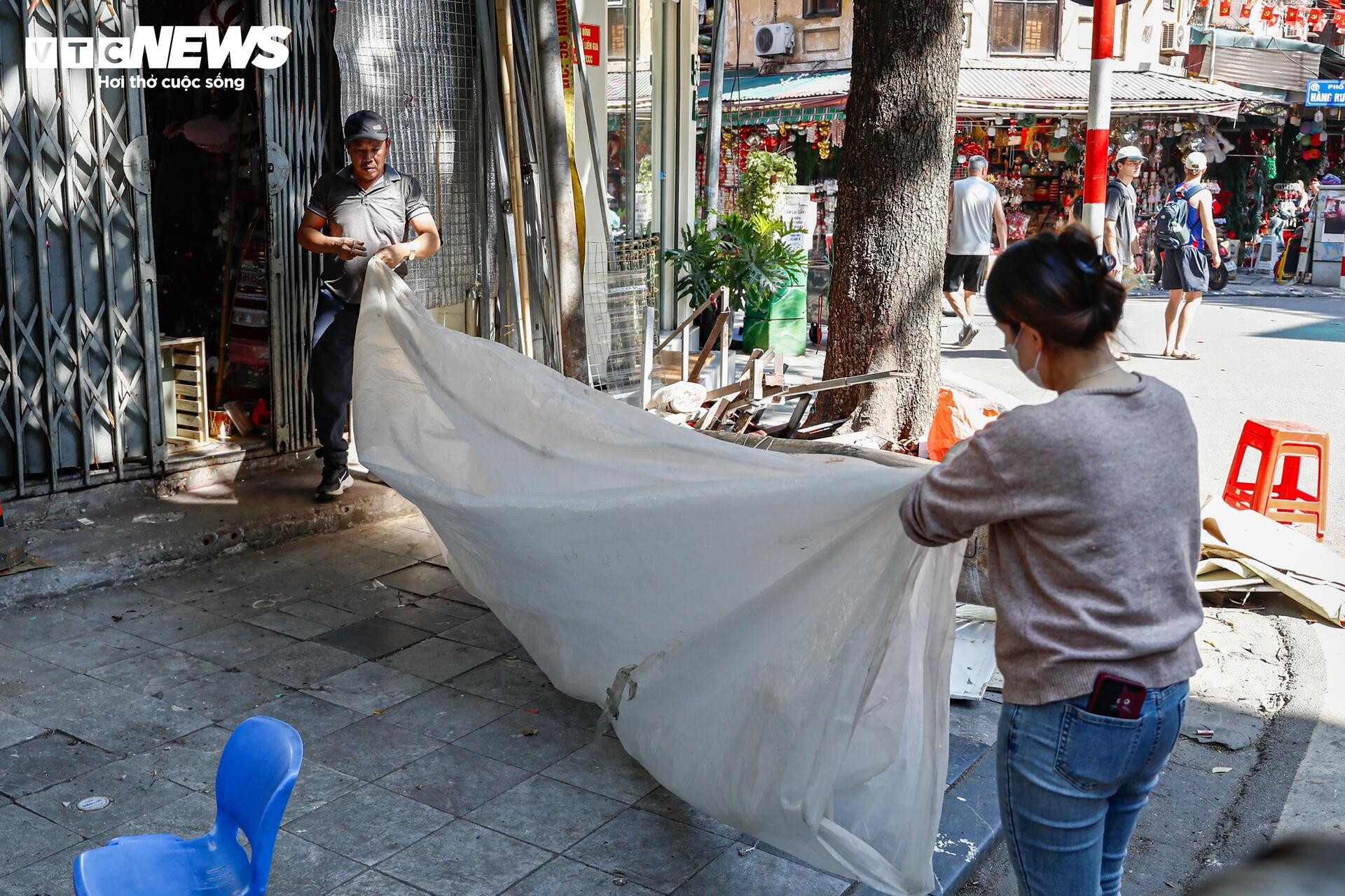Phố trung tâm Hà Nội ‘lột xác’ sau ngày ra quân dỡ mái che, dọn dẹp vỉa hè - Ảnh 15
