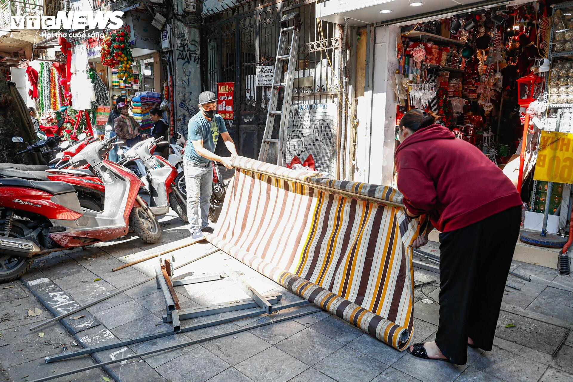 Phố trung tâm Hà Nội ‘lột xác’ sau ngày ra quân dỡ mái che, dọn dẹp vỉa hè - Ảnh 6