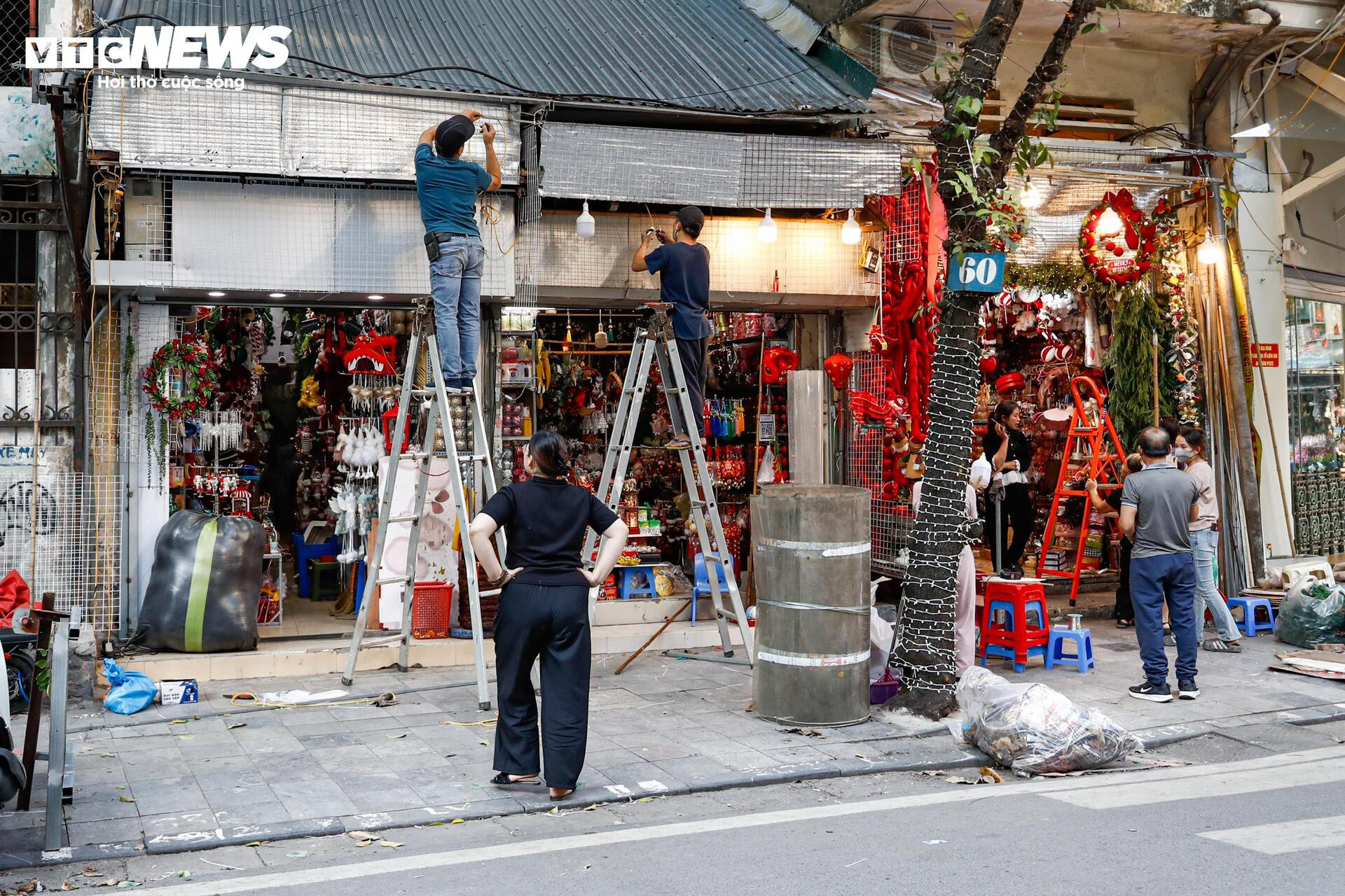 Phố trung tâm Hà Nội ‘lột xác’ sau ngày ra quân dỡ mái che, dọn dẹp vỉa hè - Ảnh 3